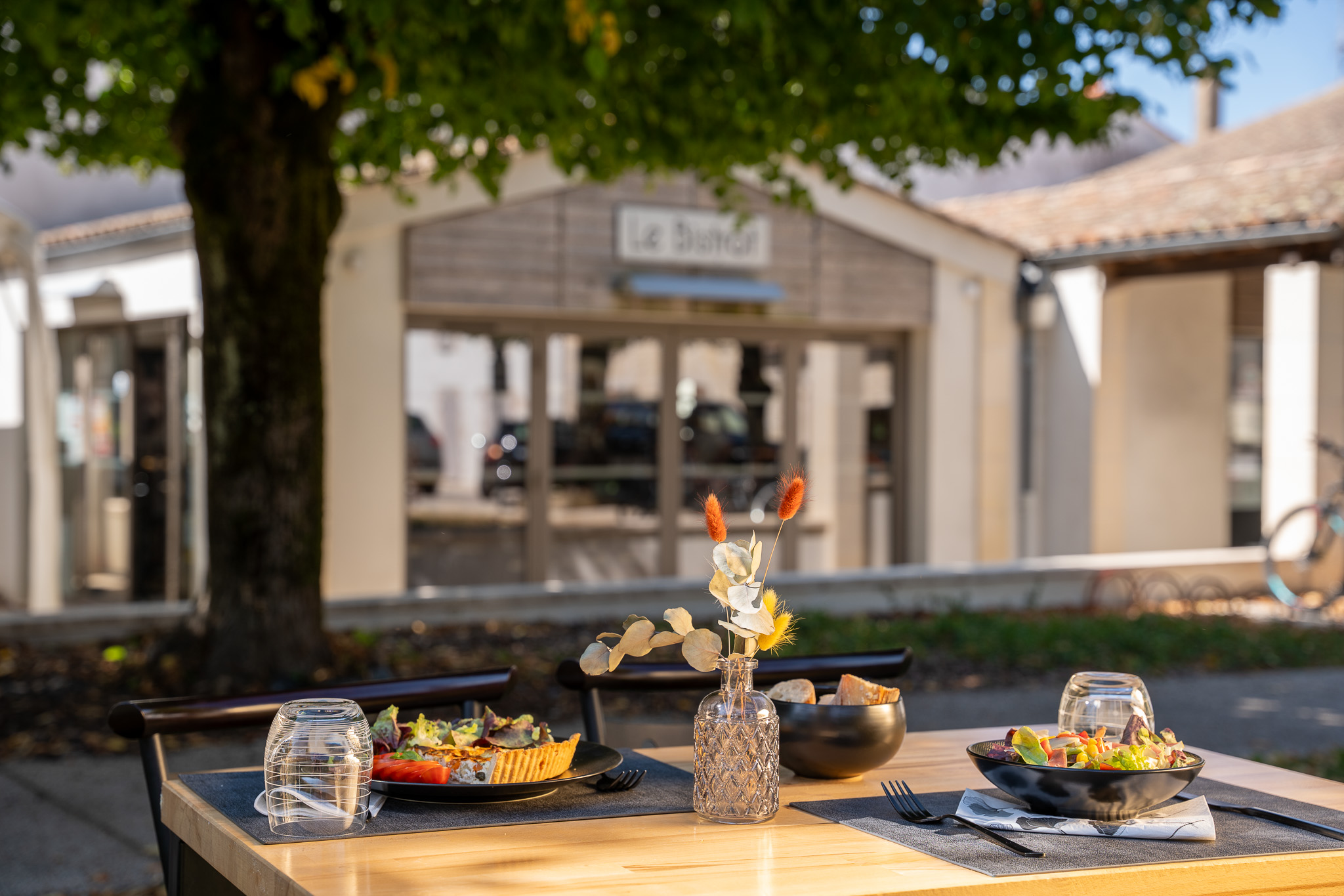 L'Épicerie Augustine 👉 Lieu incontournable de Bourgneuf, cette épicerie locale met en avant des produits de proximité et participe activement à la convivialité du village.